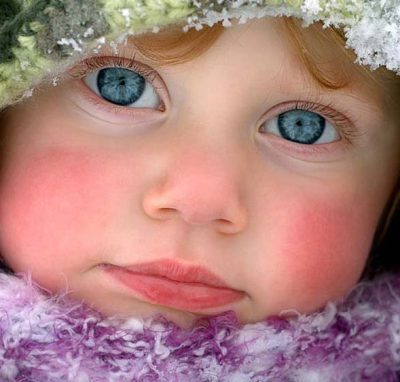 Bebe niña con hermosos ojos azules