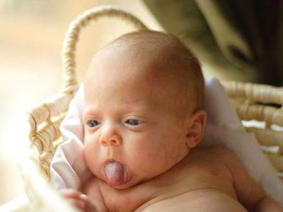 Lindo bebe sacando la lengua