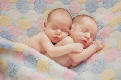 Bebes gemelos recién nacidos